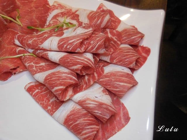台灣火鍋第一品牌。肉多多火鍋桃園ATT站前店。沒吃過肉多多別說你吃過最好吃火鍋。貼心撥蝦服務，讓你吃蝦省去雙手味道的困擾