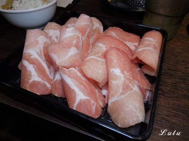 台灣火鍋第一品牌。肉多多火鍋桃園ATT站前店。沒吃過肉多多別說你吃過最好吃火鍋。貼心撥蝦服務，讓你吃蝦省去雙手味道的困擾