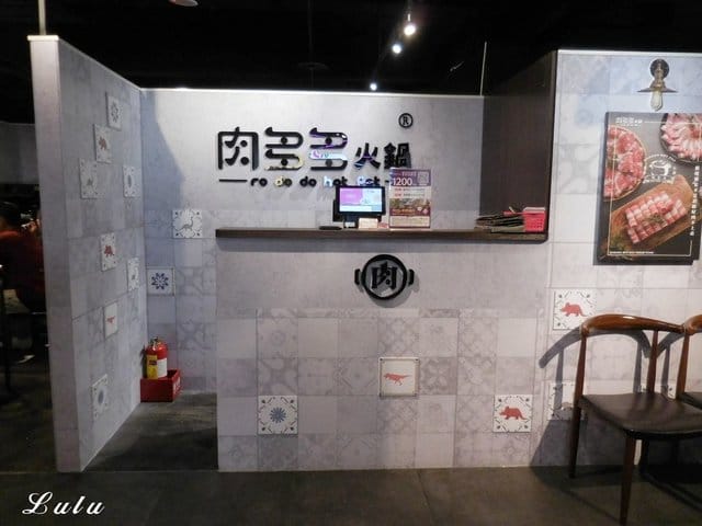 台灣火鍋第一品牌。肉多多火鍋桃園ATT站前店。沒吃過肉多多別說你吃過最好吃火鍋。貼心撥蝦服務，讓你吃蝦省去雙手味道的困擾