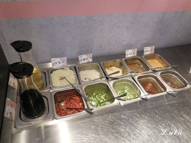 台灣火鍋第一品牌。肉多多火鍋桃園ATT站前店。沒吃過肉多多別說你吃過最好吃火鍋。貼心撥蝦服務，讓你吃蝦省去雙手味道的困擾