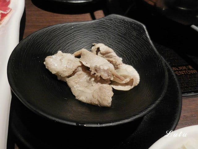 台灣火鍋第一品牌。肉多多火鍋桃園ATT站前店。沒吃過肉多多別說你吃過最好吃火鍋。貼心撥蝦服務，讓你吃蝦省去雙手味道的困擾