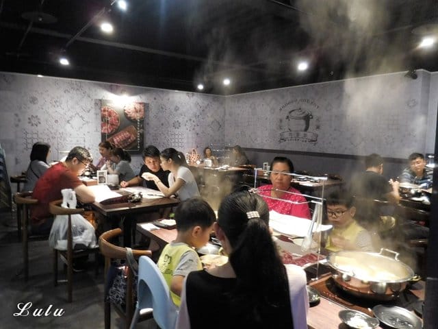 台灣火鍋第一品牌。肉多多火鍋桃園ATT站前店。沒吃過肉多多別說你吃過最好吃火鍋。貼心撥蝦服務，讓你吃蝦省去雙手味道的困擾