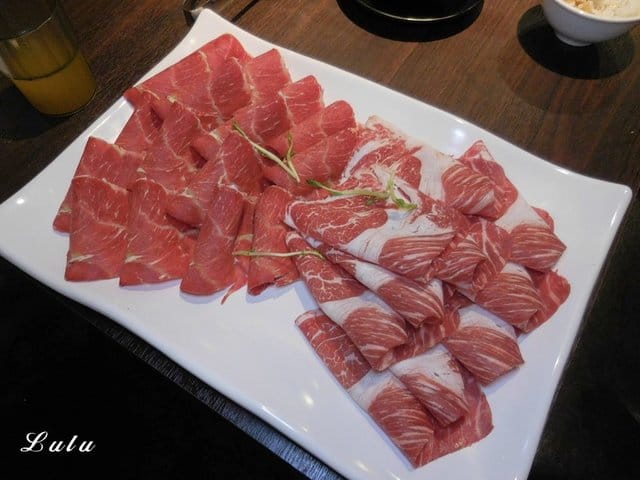 台灣火鍋第一品牌。肉多多火鍋桃園ATT站前店。沒吃過肉多多別說你吃過最好吃火鍋。貼心撥蝦服務，讓你吃蝦省去雙手味道的困擾