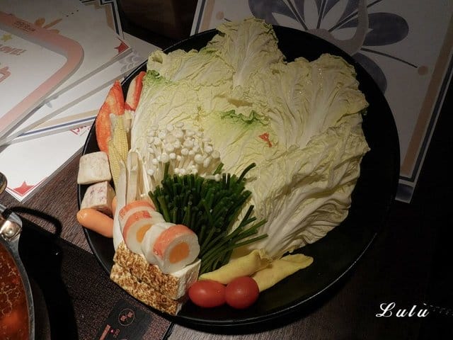 台灣火鍋第一品牌。肉多多火鍋桃園ATT站前店。沒吃過肉多多別說你吃過最好吃火鍋。貼心撥蝦服務，讓你吃蝦省去雙手味道的困擾