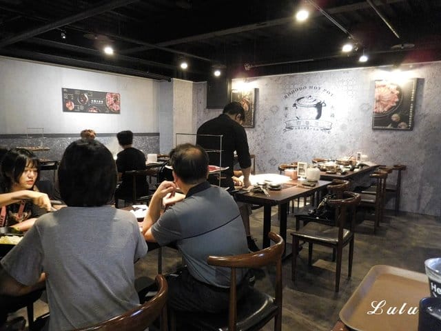 台灣火鍋第一品牌。肉多多火鍋桃園ATT站前店。沒吃過肉多多別說你吃過最好吃火鍋。貼心撥蝦服務，讓你吃蝦省去雙手味道的困擾