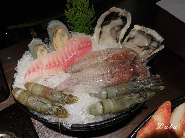 台灣火鍋第一品牌。肉多多火鍋桃園ATT站前店。沒吃過肉多多別說你吃過最好吃火鍋。貼心撥蝦服務，讓你吃蝦省去雙手味道的困擾