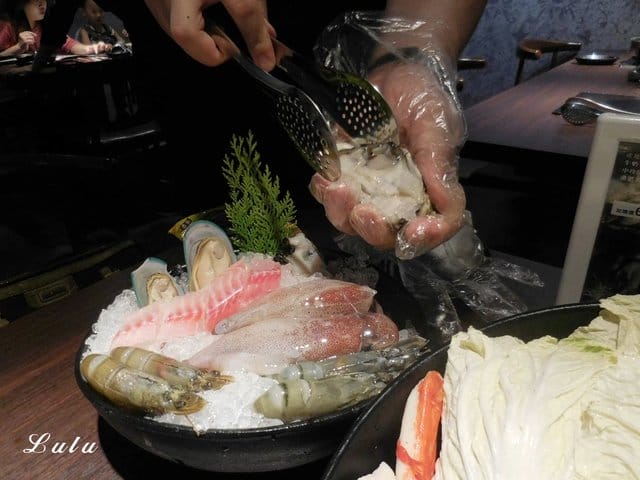 台灣火鍋第一品牌。肉多多火鍋桃園ATT站前店。沒吃過肉多多別說你吃過最好吃火鍋。貼心撥蝦服務，讓你吃蝦省去雙手味道的困擾