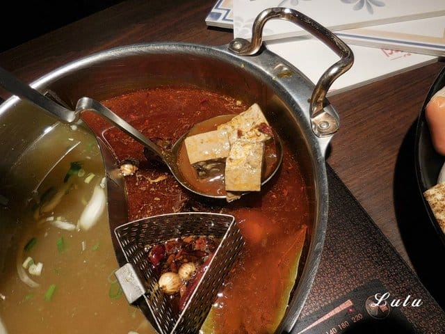台灣火鍋第一品牌。肉多多火鍋桃園ATT站前店。沒吃過肉多多別說你吃過最好吃火鍋。貼心撥蝦服務，讓你吃蝦省去雙手味道的困擾