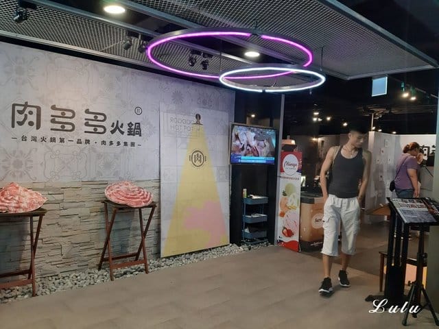 台灣火鍋第一品牌。肉多多火鍋桃園ATT站前店。沒吃過肉多多別說你吃過最好吃火鍋。貼心撥蝦服務，讓你吃蝦省去雙手味道的困擾
