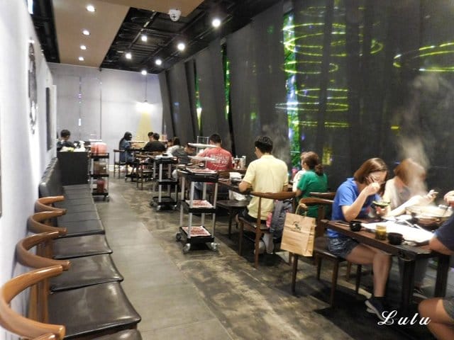 台灣火鍋第一品牌。肉多多火鍋桃園ATT站前店。沒吃過肉多多別說你吃過最好吃火鍋。貼心撥蝦服務，讓你吃蝦省去雙手味道的困擾