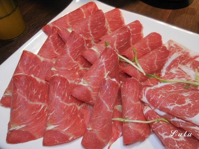 台灣火鍋第一品牌。肉多多火鍋桃園ATT站前店。沒吃過肉多多別說你吃過最好吃火鍋。貼心撥蝦服務，讓你吃蝦省去雙手味道的困擾