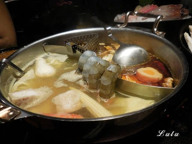 台灣火鍋第一品牌。肉多多火鍋桃園ATT站前店。沒吃過肉多多別說你吃過最好吃火鍋。貼心撥蝦服務，讓你吃蝦省去雙手味道的困擾