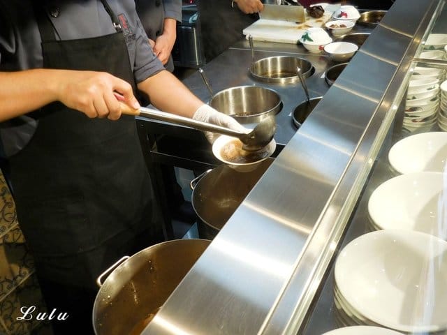 正宗新加坡肉骨茶代名詞。黃亞細肉骨茶台灣三號店 插旗新竹巨城。以大量獨門精選的白胡椒粒、大蒜與精選豬肉，歷時熬煮而成底蘊厚實且滋補的黃金湯品