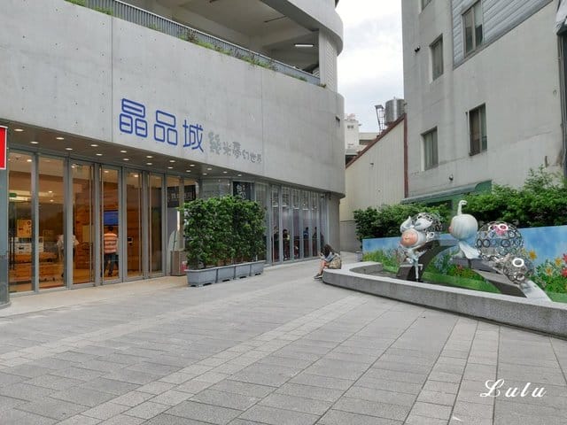 新竹Buffet推薦。晶豐百匯自助式吃到飽餐廳。超霸氣海鮮船。吃飽又吃巧。結合日、中、台式料理，精選菜色，生猛海鮮、現切生魚片吃到飽