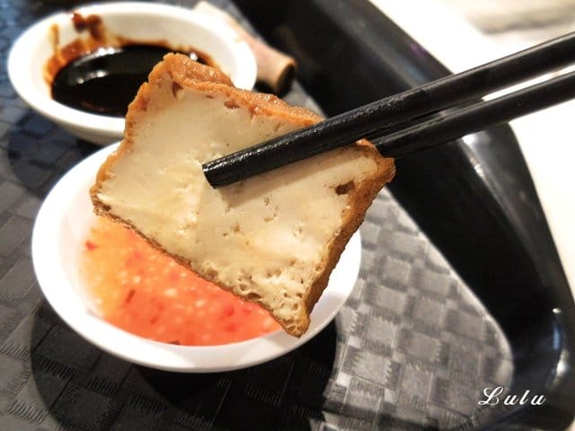 正宗新加坡肉骨茶代名詞。黃亞細肉骨茶台灣三號店 插旗新竹巨城。以大量獨門精選的白胡椒粒、大蒜與精選豬肉，歷時熬煮而成底蘊厚實且滋補的黃金湯品