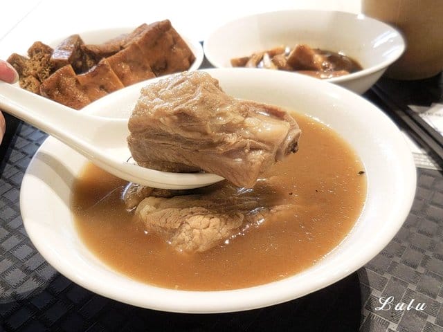 正宗新加坡肉骨茶代名詞。黃亞細肉骨茶台灣三號店 插旗新竹巨城。以大量獨門精選的白胡椒粒、大蒜與精選豬肉，歷時熬煮而成底蘊厚實且滋補的黃金湯品