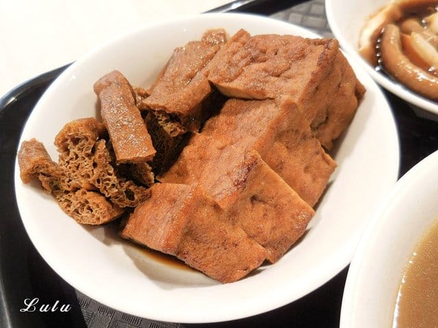 正宗新加坡肉骨茶代名詞。黃亞細肉骨茶台灣三號店 插旗新竹巨城。以大量獨門精選的白胡椒粒、大蒜與精選豬肉，歷時熬煮而成底蘊厚實且滋補的黃金湯品