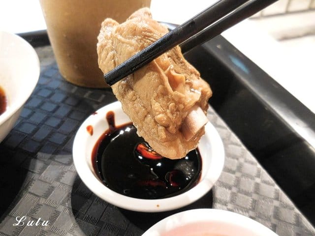 正宗新加坡肉骨茶代名詞。黃亞細肉骨茶台灣三號店 插旗新竹巨城。以大量獨門精選的白胡椒粒、大蒜與精選豬肉，歷時熬煮而成底蘊厚實且滋補的黃金湯品