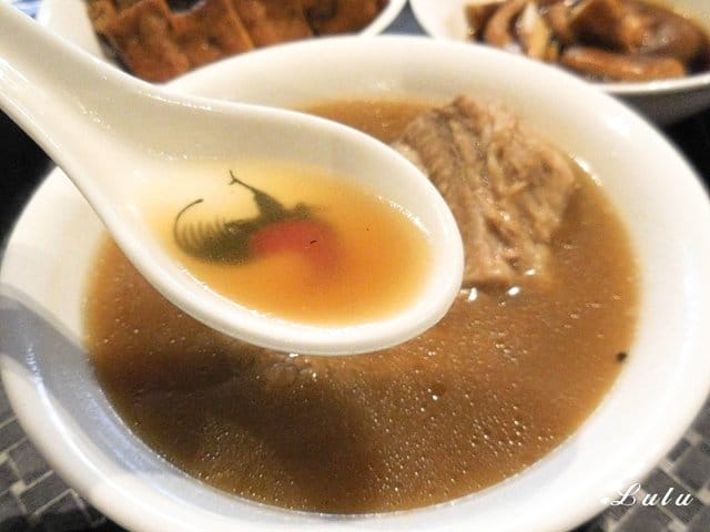 正宗新加坡肉骨茶代名詞。黃亞細肉骨茶台灣三號店 插旗新竹巨城。以大量獨門精選的白胡椒粒、大蒜與精選豬肉，歷時熬煮而成底蘊厚實且滋補的黃金湯品