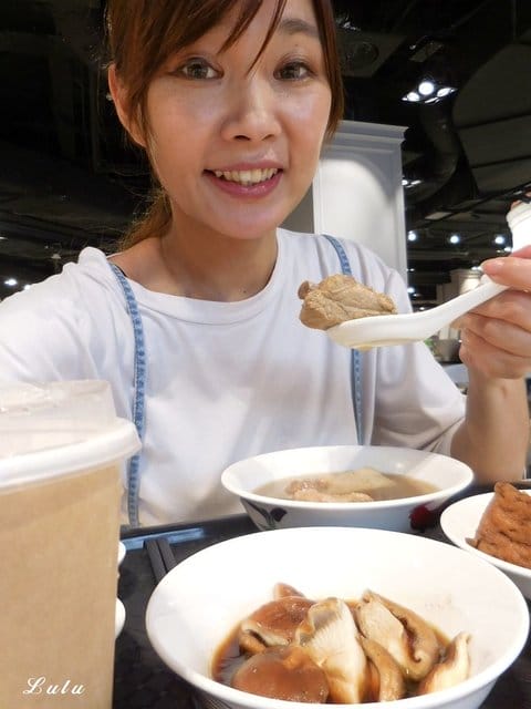 正宗新加坡肉骨茶代名詞。黃亞細肉骨茶台灣三號店 插旗新竹巨城。以大量獨門精選的白胡椒粒、大蒜與精選豬肉，歷時熬煮而成底蘊厚實且滋補的黃金湯品