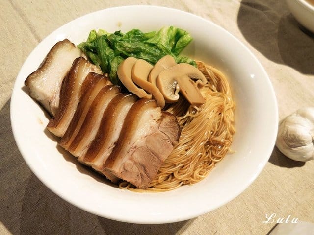 正宗新加坡肉骨茶代名詞。黃亞細肉骨茶台灣三號店 插旗新竹巨城。以大量獨門精選的白胡椒粒、大蒜與精選豬肉，歷時熬煮而成底蘊厚實且滋補的黃金湯品