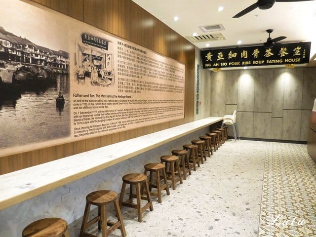 正宗新加坡肉骨茶代名詞。黃亞細肉骨茶台灣三號店 插旗新竹巨城。以大量獨門精選的白胡椒粒、大蒜與精選豬肉，歷時熬煮而成底蘊厚實且滋補的黃金湯品