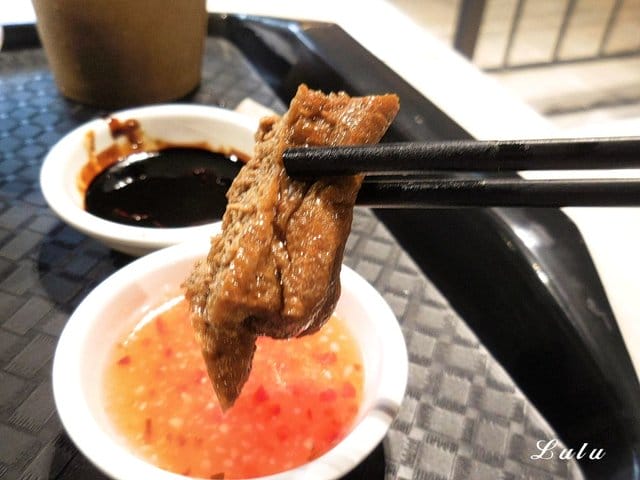 正宗新加坡肉骨茶代名詞。黃亞細肉骨茶台灣三號店 插旗新竹巨城。以大量獨門精選的白胡椒粒、大蒜與精選豬肉，歷時熬煮而成底蘊厚實且滋補的黃金湯品