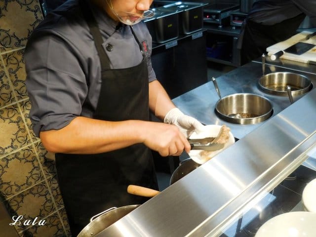 正宗新加坡肉骨茶代名詞。黃亞細肉骨茶台灣三號店 插旗新竹巨城。以大量獨門精選的白胡椒粒、大蒜與精選豬肉，歷時熬煮而成底蘊厚實且滋補的黃金湯品