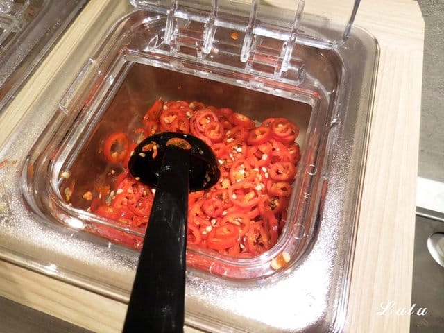 正宗新加坡肉骨茶代名詞。黃亞細肉骨茶台灣三號店 插旗新竹巨城。以大量獨門精選的白胡椒粒、大蒜與精選豬肉，歷時熬煮而成底蘊厚實且滋補的黃金湯品