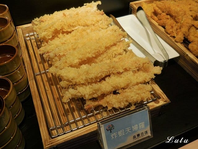 新竹Buffet推薦。晶豐百匯自助式吃到飽餐廳。超霸氣海鮮船。吃飽又吃巧。結合日、中、台式料理，精選菜色，生猛海鮮、現切生魚片吃到飽