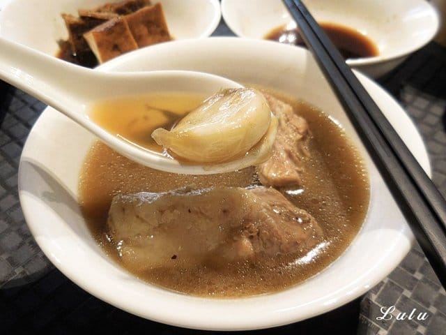 正宗新加坡肉骨茶代名詞。黃亞細肉骨茶台灣三號店 插旗新竹巨城。以大量獨門精選的白胡椒粒、大蒜與精選豬肉，歷時熬煮而成底蘊厚實且滋補的黃金湯品