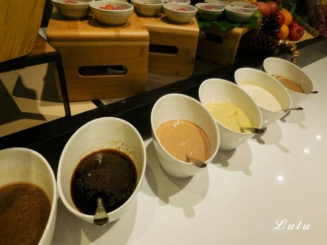 新竹Buffet推薦。晶豐百匯自助式吃到飽餐廳。超霸氣海鮮船。吃飽又吃巧。結合日、中、台式料理，精選菜色，生猛海鮮、現切生魚片吃到飽