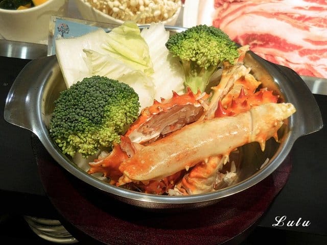 新竹Buffet推薦。晶豐百匯自助式吃到飽餐廳。超霸氣海鮮船。吃飽又吃巧。結合日、中、台式料理，精選菜色，生猛海鮮、現切生魚片吃到飽