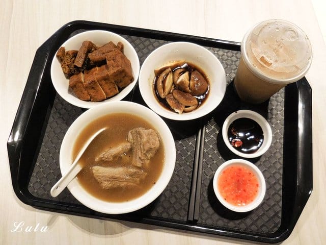 正宗新加坡肉骨茶代名詞。黃亞細肉骨茶台灣三號店 插旗新竹巨城。以大量獨門精選的白胡椒粒、大蒜與精選豬肉，歷時熬煮而成底蘊厚實且滋補的黃金湯品