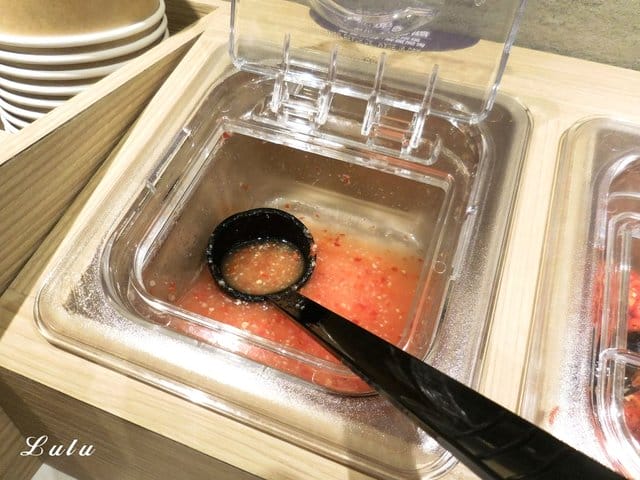正宗新加坡肉骨茶代名詞。黃亞細肉骨茶台灣三號店 插旗新竹巨城。以大量獨門精選的白胡椒粒、大蒜與精選豬肉，歷時熬煮而成底蘊厚實且滋補的黃金湯品