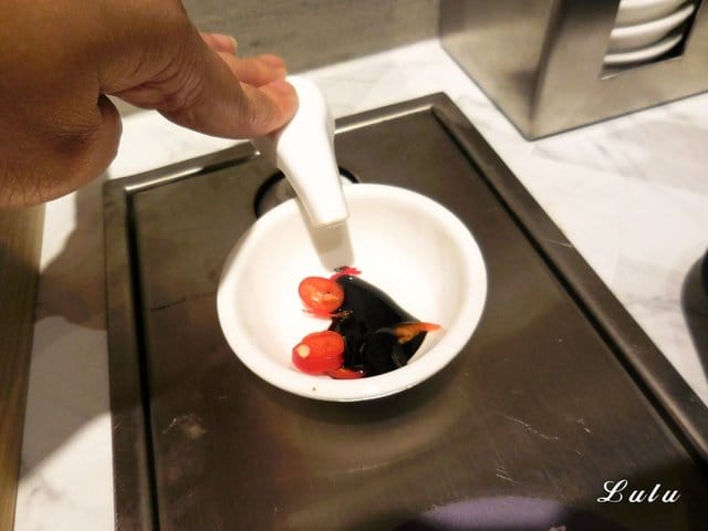 正宗新加坡肉骨茶代名詞。黃亞細肉骨茶台灣三號店 插旗新竹巨城。以大量獨門精選的白胡椒粒、大蒜與精選豬肉，歷時熬煮而成底蘊厚實且滋補的黃金湯品