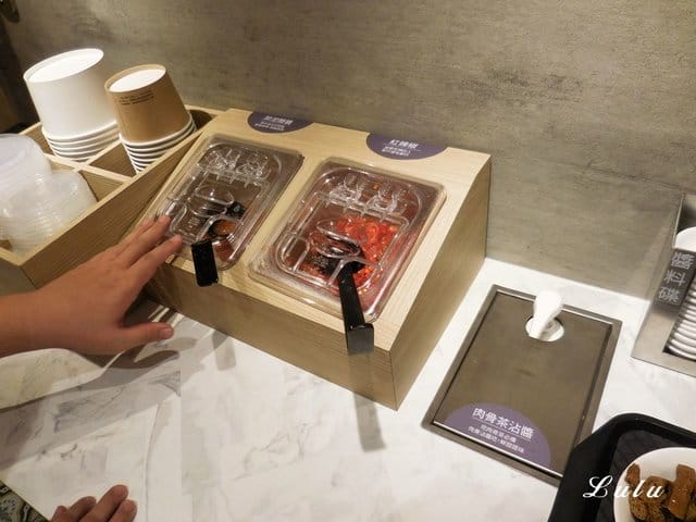 正宗新加坡肉骨茶代名詞。黃亞細肉骨茶台灣三號店 插旗新竹巨城。以大量獨門精選的白胡椒粒、大蒜與精選豬肉，歷時熬煮而成底蘊厚實且滋補的黃金湯品