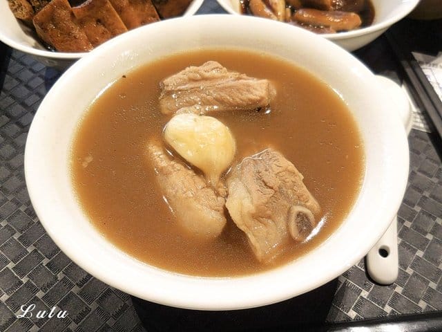 正宗新加坡肉骨茶代名詞。黃亞細肉骨茶台灣三號店 插旗新竹巨城。以大量獨門精選的白胡椒粒、大蒜與精選豬肉，歷時熬煮而成底蘊厚實且滋補的黃金湯品