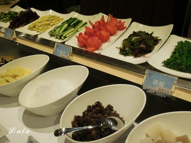 新竹Buffet推薦。晶豐百匯自助式吃到飽餐廳。超霸氣海鮮船。吃飽又吃巧。結合日、中、台式料理，精選菜色，生猛海鮮、現切生魚片吃到飽