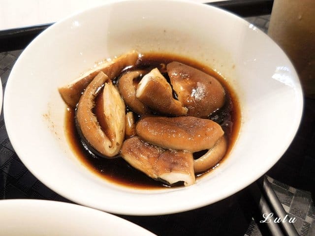 正宗新加坡肉骨茶代名詞。黃亞細肉骨茶台灣三號店 插旗新竹巨城。以大量獨門精選的白胡椒粒、大蒜與精選豬肉，歷時熬煮而成底蘊厚實且滋補的黃金湯品