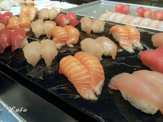 新竹Buffet推薦。晶豐百匯自助式吃到飽餐廳。超霸氣海鮮船。吃飽又吃巧。結合日、中、台式料理，精選菜色，生猛海鮮、現切生魚片吃到飽