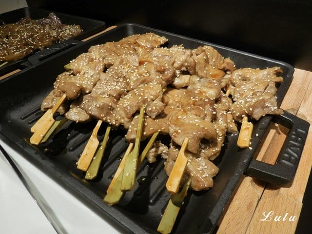 新竹Buffet推薦。晶豐百匯自助式吃到飽餐廳。超霸氣海鮮船。吃飽又吃巧。結合日、中、台式料理，精選菜色，生猛海鮮、現切生魚片吃到飽