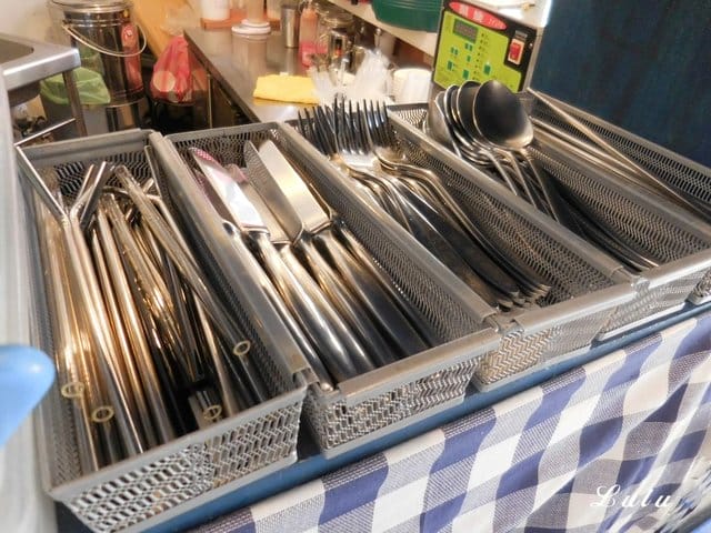 新莊巷弄美食推薦。#貴堡遞-新莊店。夏日海洋風的用餐環境。真材實料的美式創意大漢堡，張開大嘴巴才能滿足。寵物友善餐廳