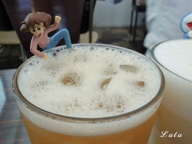 新莊巷弄美食推薦。#貴堡遞-新莊店。夏日海洋風的用餐環境。真材實料的美式創意大漢堡，張開大嘴巴才能滿足。寵物友善餐廳