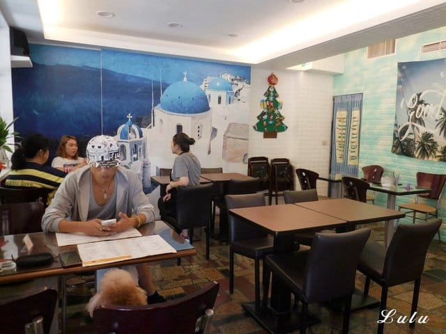 新莊巷弄美食推薦。#貴堡遞-新莊店。夏日海洋風的用餐環境。真材實料的美式創意大漢堡，張開大嘴巴才能滿足。寵物友善餐廳