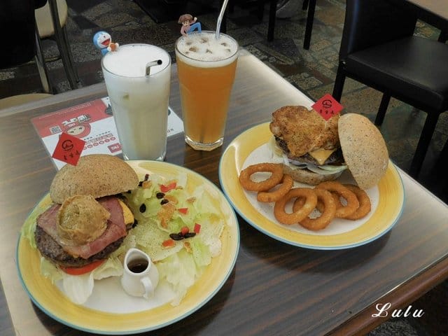 新莊巷弄美食推薦。#貴堡遞-新莊店。夏日海洋風的用餐環境。真材實料的美式創意大漢堡，張開大嘴巴才能滿足。寵物友善餐廳