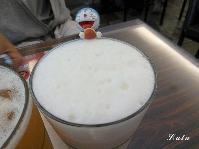 新莊巷弄美食推薦。#貴堡遞-新莊店。夏日海洋風的用餐環境。真材實料的美式創意大漢堡，張開大嘴巴才能滿足。寵物友善餐廳
