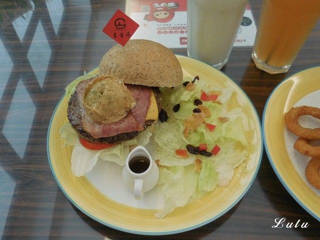 新莊巷弄美食推薦。#貴堡遞-新莊店。夏日海洋風的用餐環境。真材實料的美式創意大漢堡，張開大嘴巴才能滿足。寵物友善餐廳