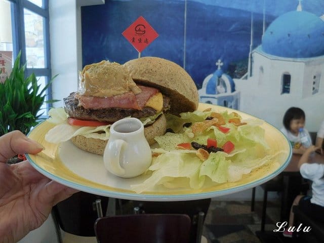 新莊巷弄美食推薦。#貴堡遞-新莊店。夏日海洋風的用餐環境。真材實料的美式創意大漢堡，張開大嘴巴才能滿足。寵物友善餐廳