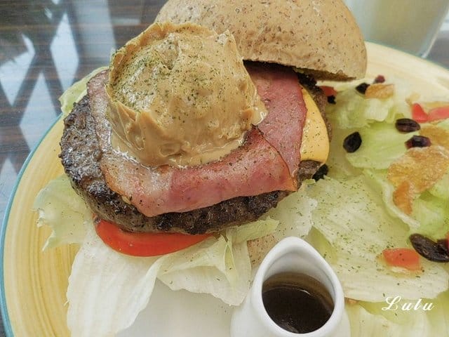 新莊巷弄美食推薦。#貴堡遞-新莊店。夏日海洋風的用餐環境。真材實料的美式創意大漢堡，張開大嘴巴才能滿足。寵物友善餐廳